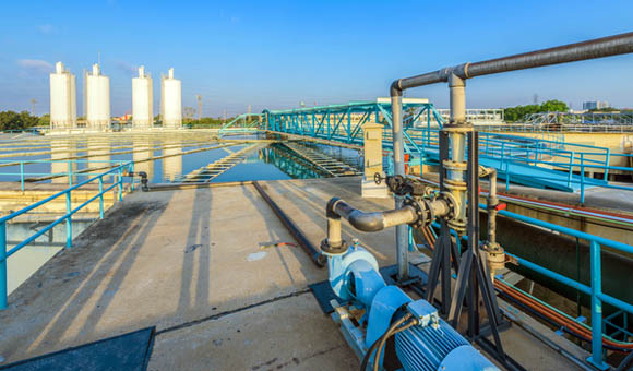 Proceso de adición química en la planta de tratamiento de aguas